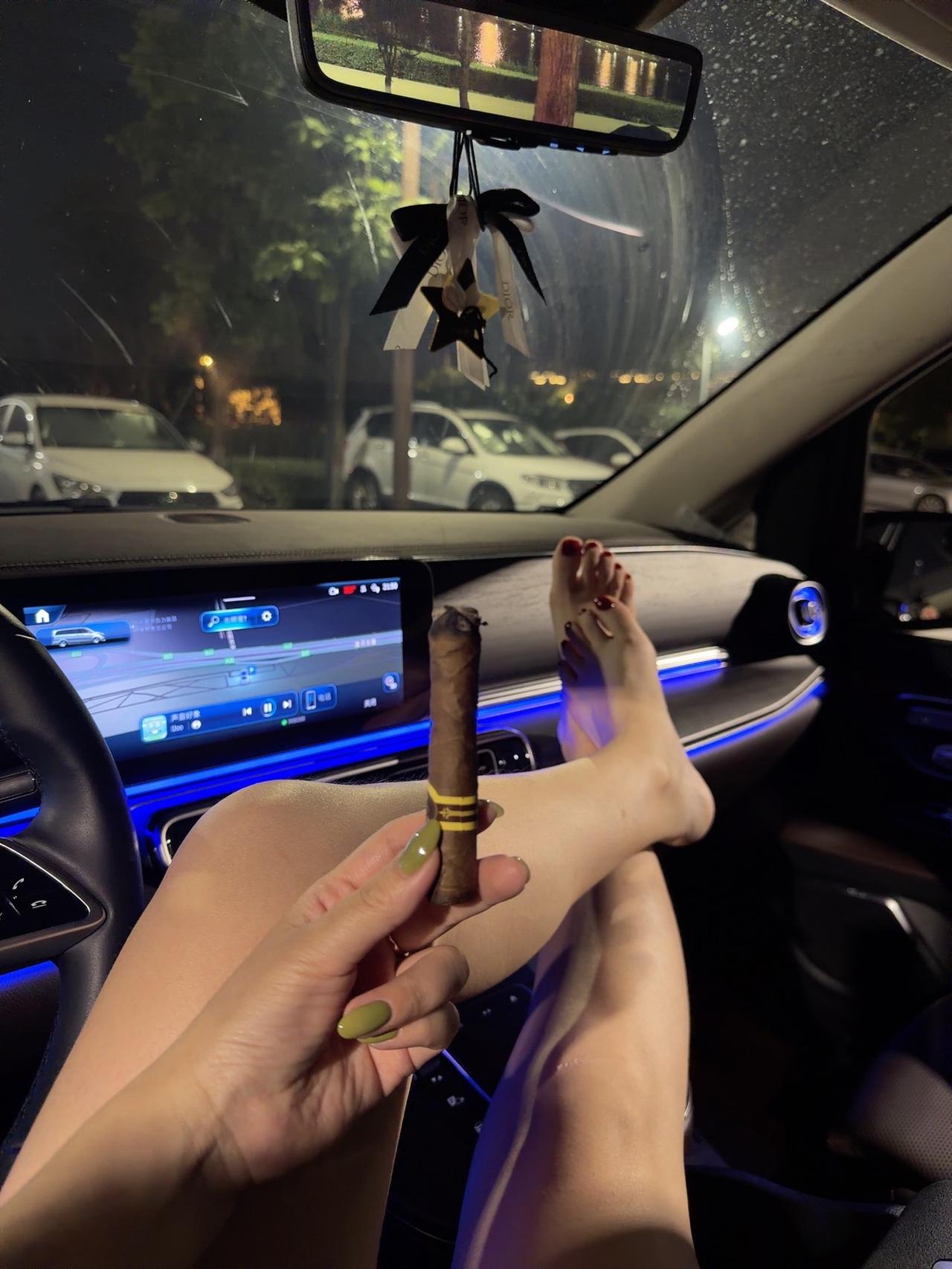 慢慢才懂.舒服的关系.轻松的生活.才是人生顶配脚丫丫 雪茄生活分享