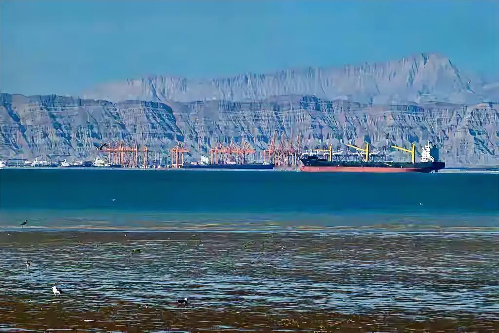 一条不起眼的消息，藏着大棋局！

据央视新闻消息，4月15日，两艘船只通过霍尔木