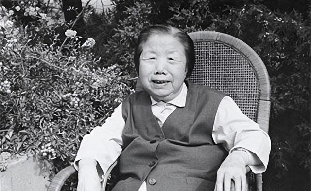 1992年7月11日，邓颖超去世后，她的秘书赵炜向中央提出了四个要求。然而，中央