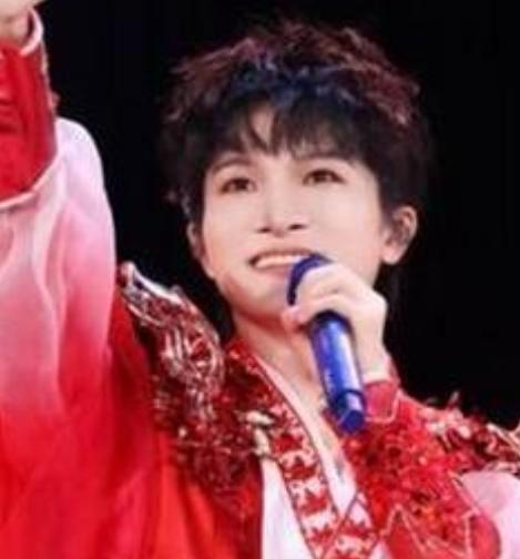 周深在2026年8月22日于济南奥体中心举行的“深深的”巡回演唱会济南站首场，演