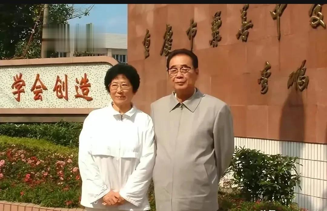 90年代，李鹏和妻子朱琳，一张罕见的合影，照片中的李鹏穿着夹克，看起来非常儒雅，