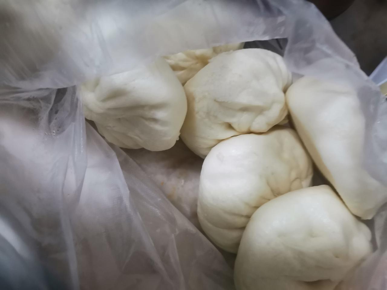 老婆总是买一大袋包子回来，放冰箱冷冻作干粮。
我前不久在网上看到有文章说，存在冷