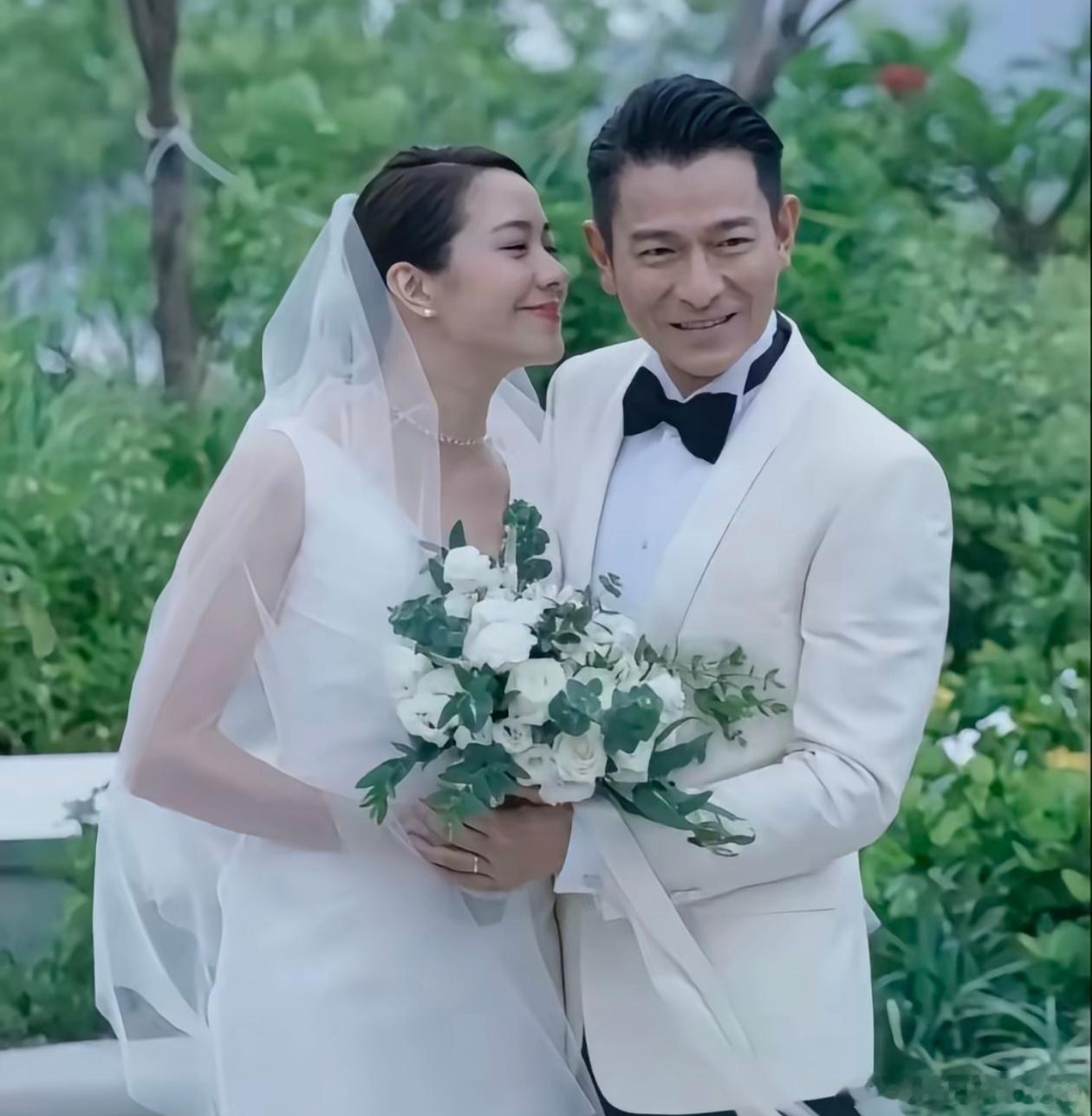刘德华妻子60岁状态刘德华妻子朱丽倩60岁，素颜皮肤紧致、黑发浓密，穿搭朴素低调