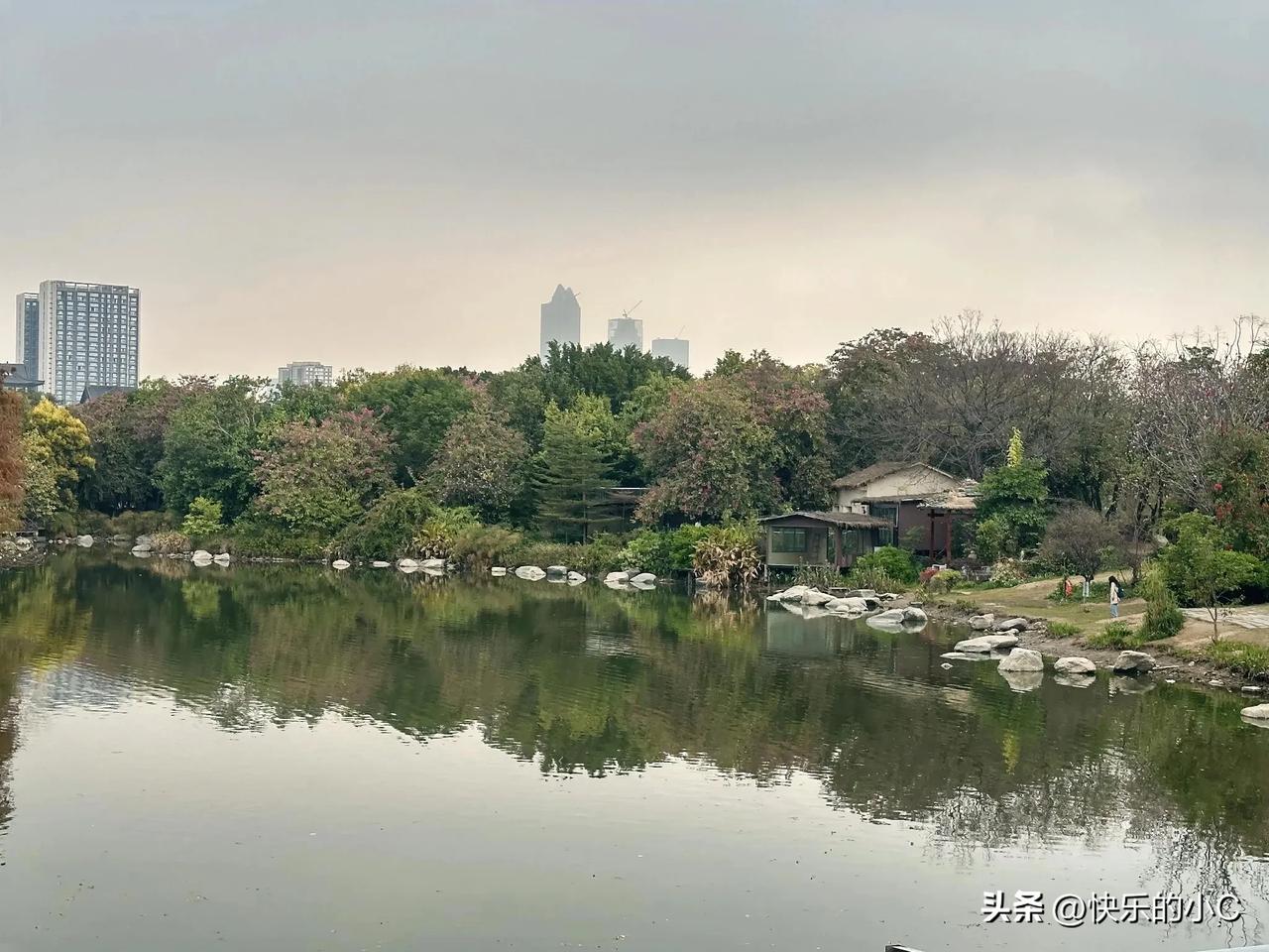 人这一辈子啊，说长不长，说短不短，眼睛一睁一闭，一天过去了；眼睛一闭不睁，这辈子