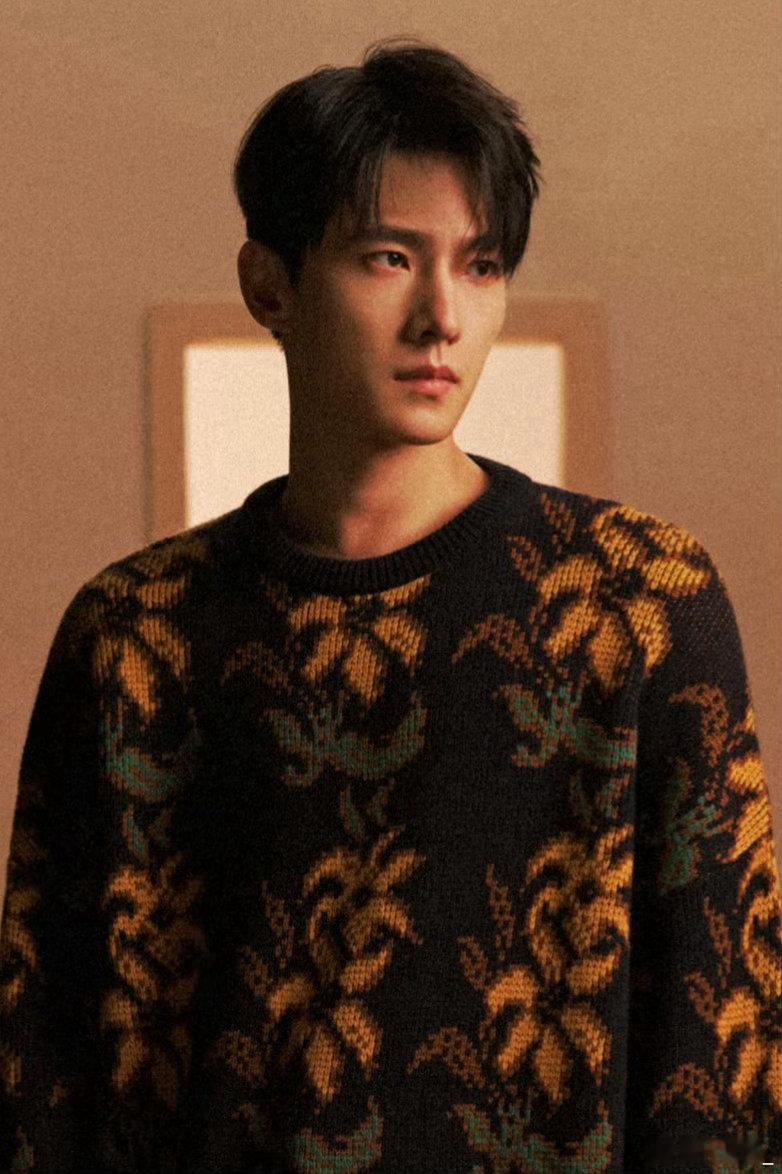 杨洋怎么还长十年前的样子从青涩小哥到沉稳韩立，杨洋演技愈发细腻，眼神更显坚定，颜