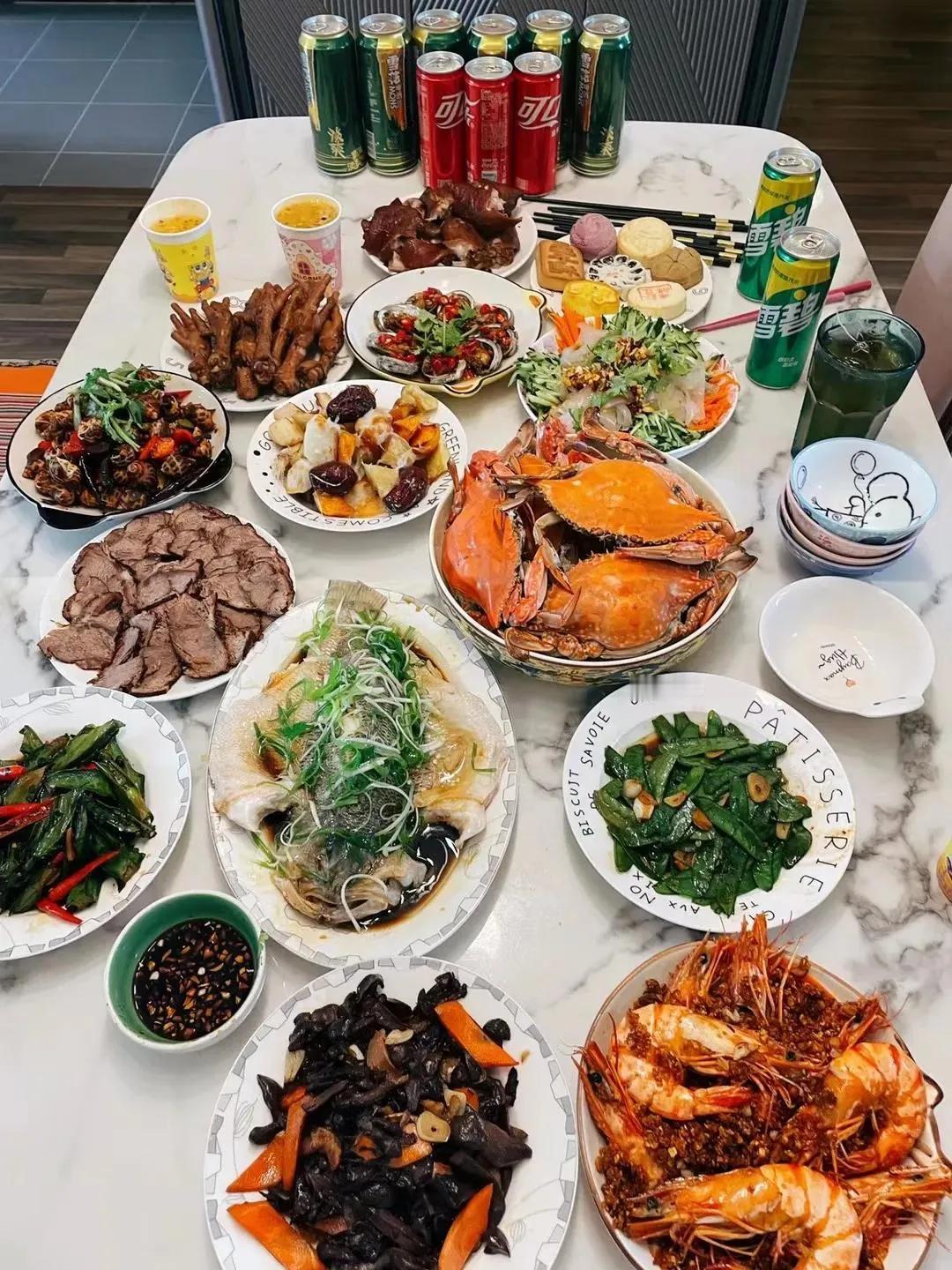 令我一直感到疑惑的是，年夜饭究竟指的是哪顿饭呢？

一般除夕当天至少需要吃两顿饭