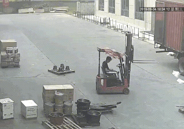 给个建议吧，
下次看到叉车，
建议还是直接去绕路吧。