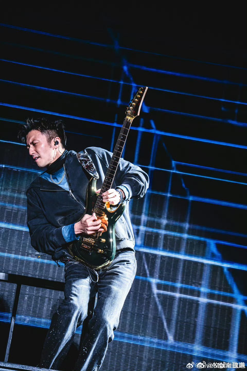 谢霆锋的巡演地图终于点亮成都谢霆锋巡演燃炸成都！14米球体+高空龙门架超炫舞台，