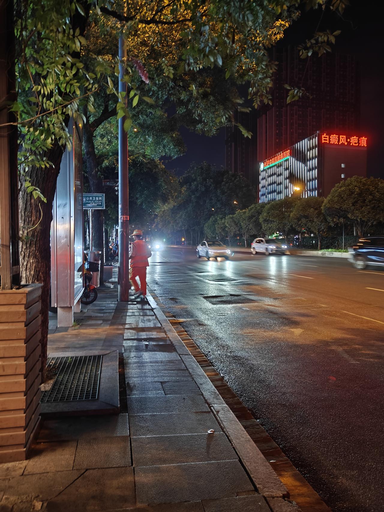盛夏星城夜色，致敬坚守街头的城市劳动者
盛夏的长沙，酷暑迟迟不退，白日热浪蒸腾，