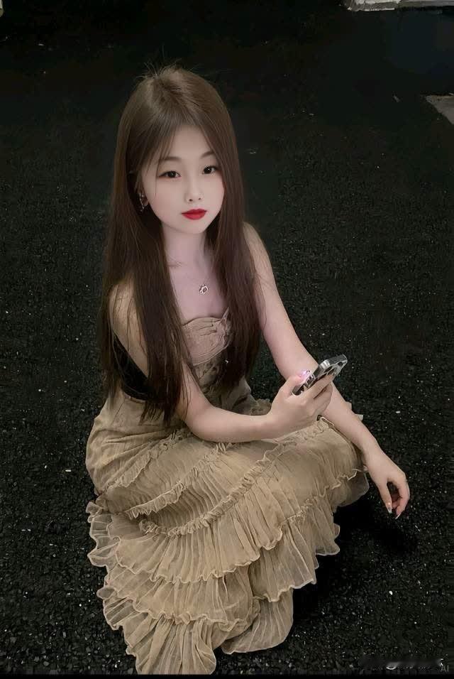 轻纱拂面，红唇微启。