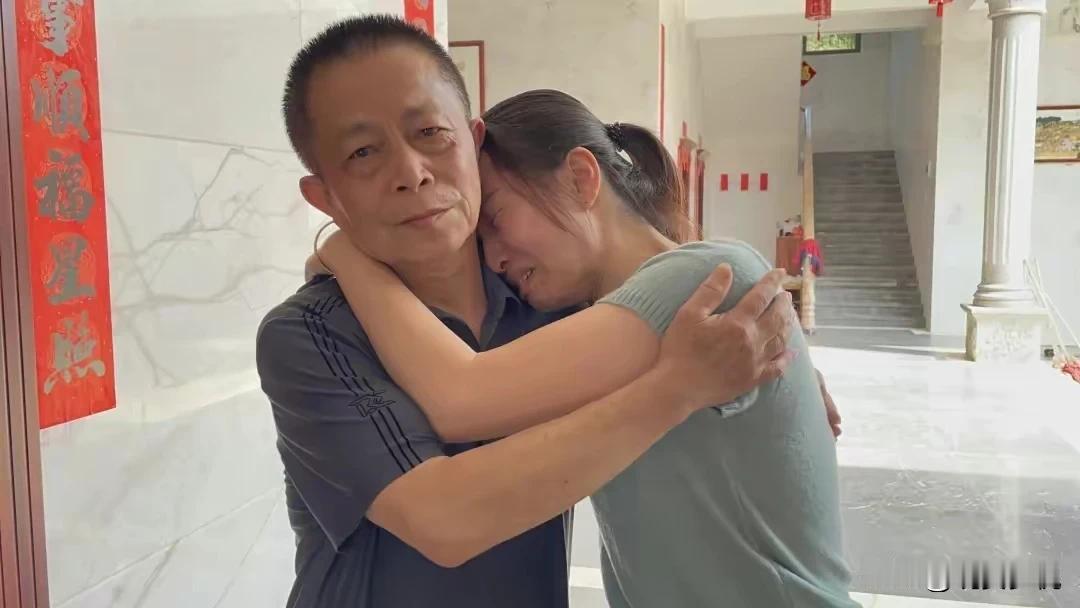 “求求你们快停车！前面塌方很危险！”这就是饶先生口中那个跪地拦车的老人，他叫黄建