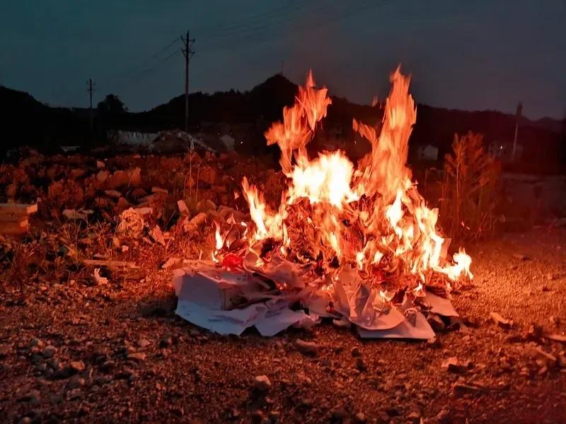 有人说：上坟和不上坟过的是两种不同的人生。
中国的传统，已经被西方给渗透得不剩下