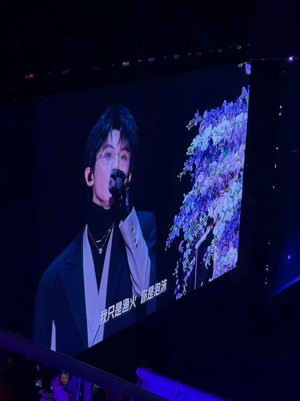 卧槽眼镜高领皮手套…..马嘉祺daddy…🥵 