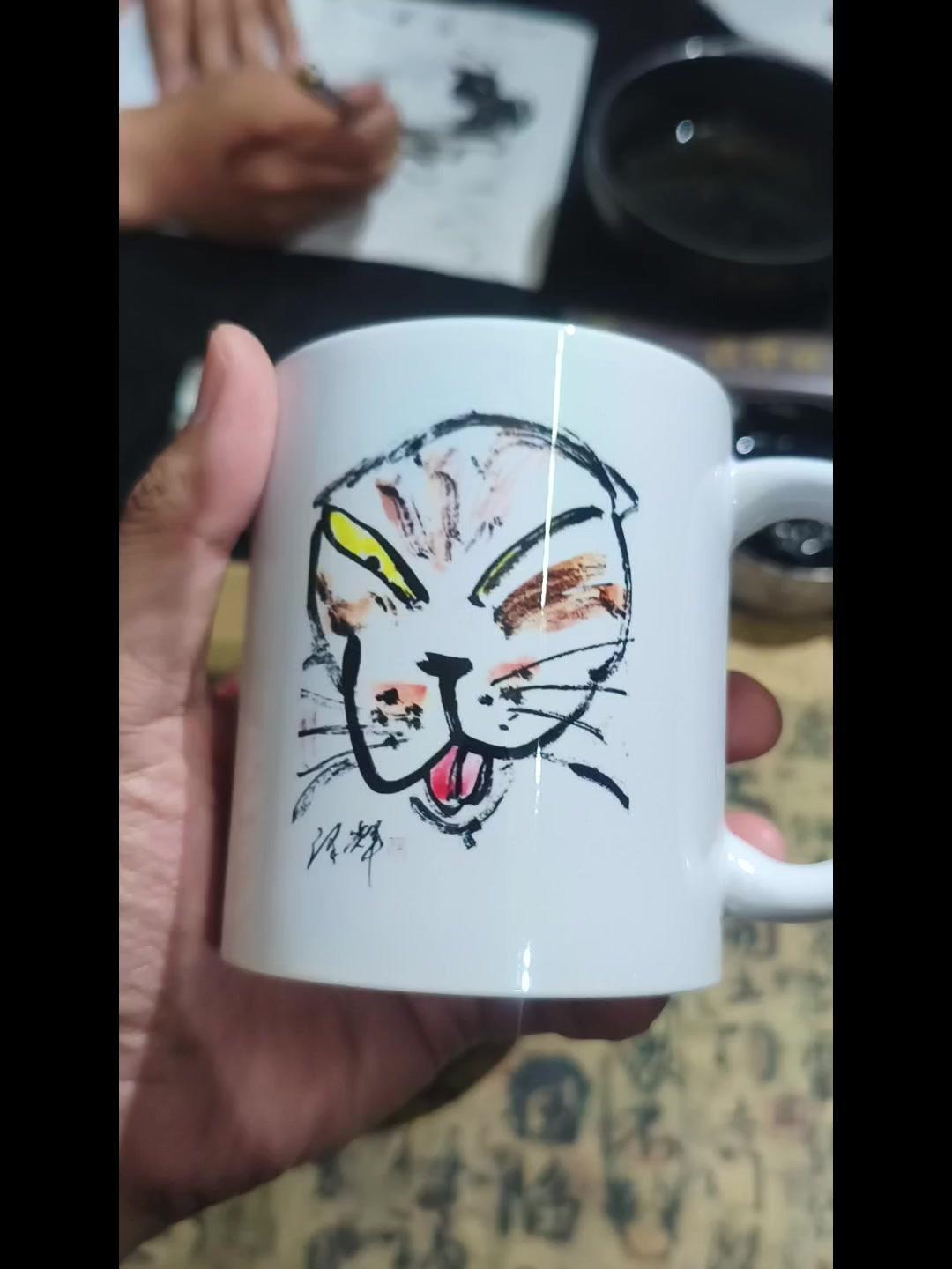 谁懂啊，这个丑萌的温泽辉潦草猫杯子真的太对我胃口了！

1️⃣丑萌设计：杯身上的