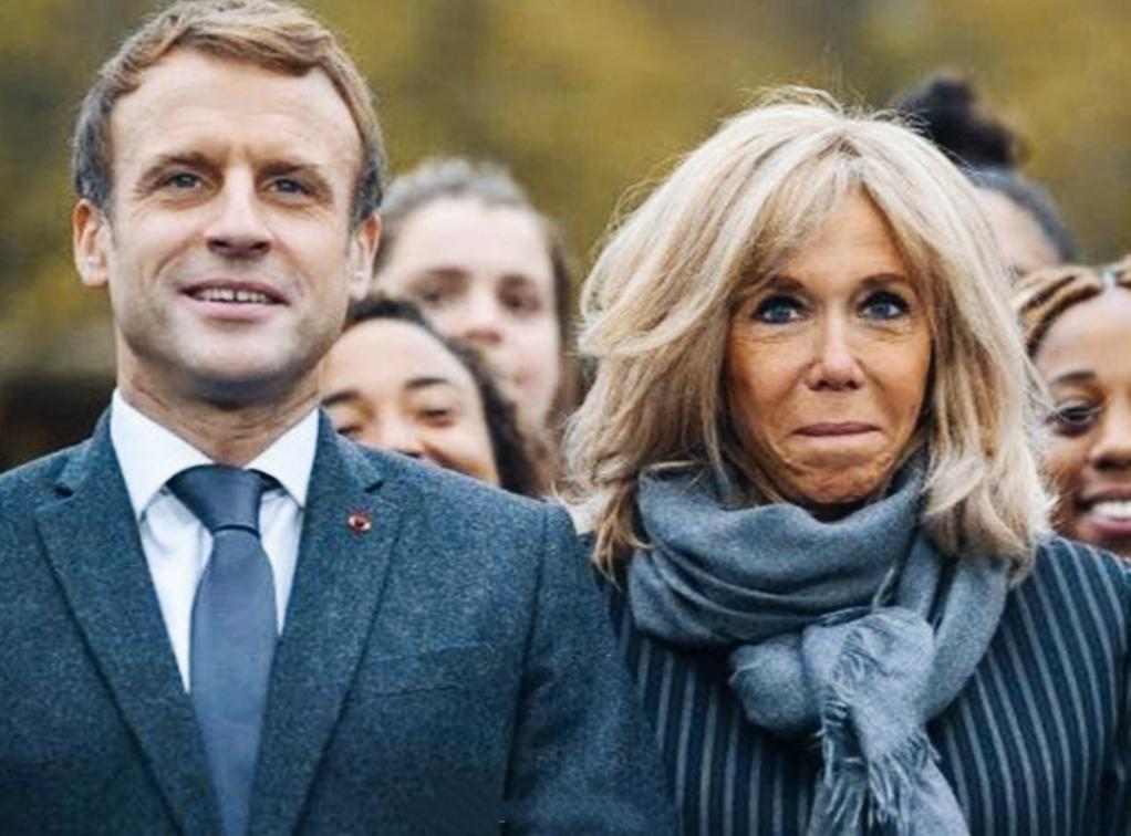 马克龙和妻子布丽吉特的表情差异好大啊？
马克龙保持标志性的微笑！
布丽吉特抿着嘴