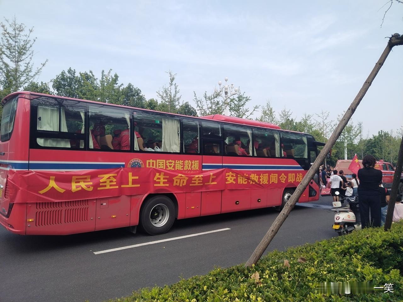 大国重器，为民服务！
周口贾鲁河决堤，中国安能集团携带动力舟桥，胜利完成合拢及加