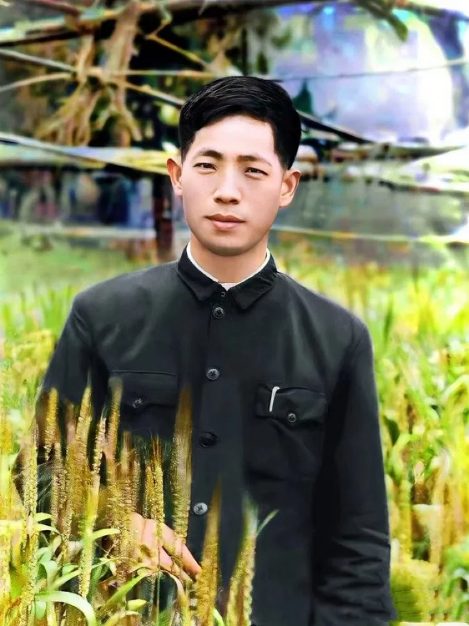 这是袁隆平院士年轻时期的修复上色珍贵影像，照片中的袁隆平正值风华正茂的...