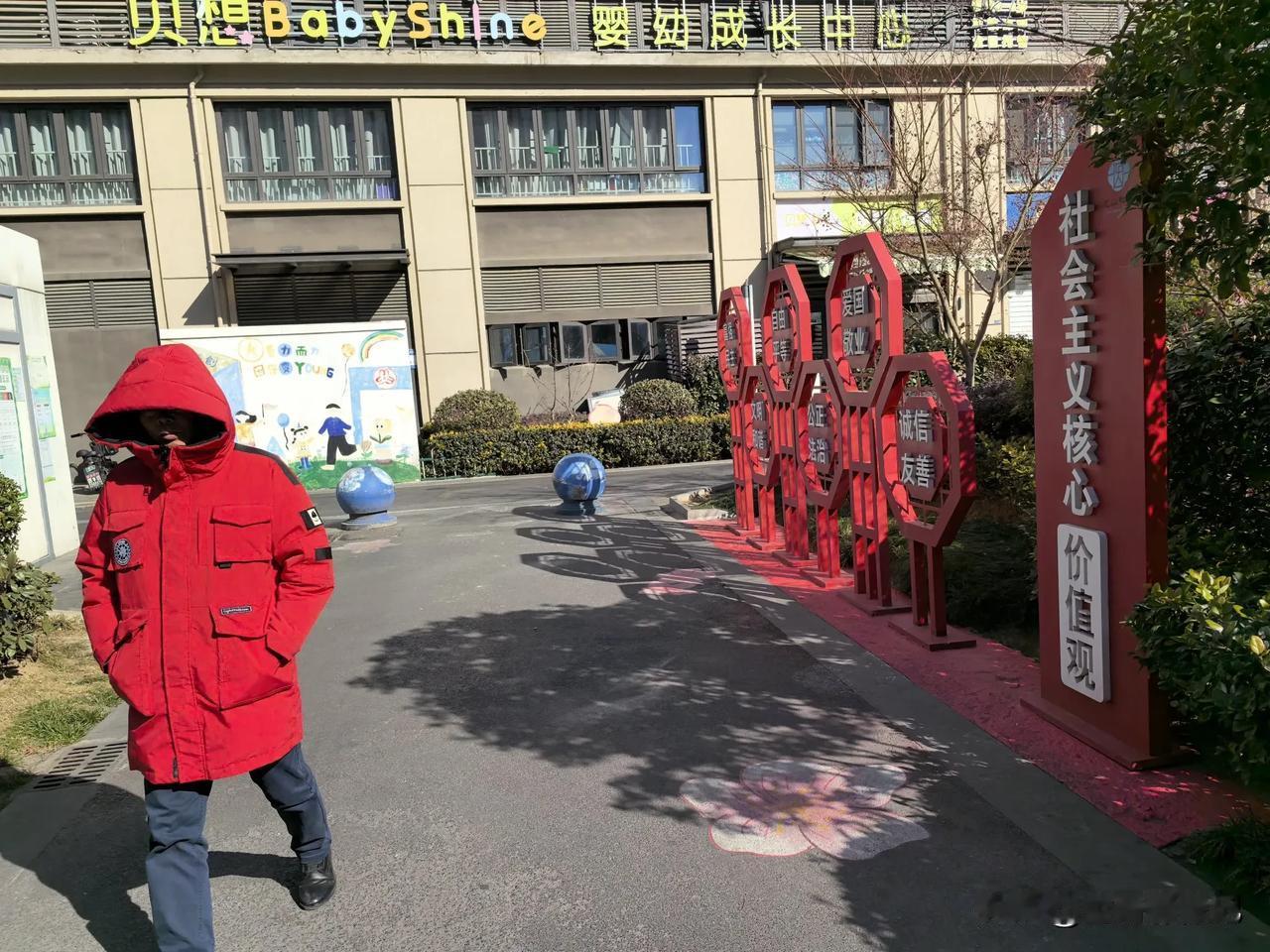 镜头下的巿井生活红得好像火焰一样跳跃。宝哥摄记 摄以记之 记录社会