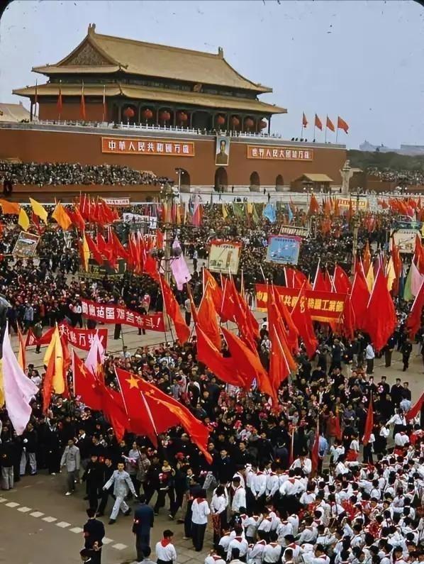 毛主席留下的是五千亿斤粮食，五百万吨棉花，二十多亿美元，六百多吨黄金，还有两万多