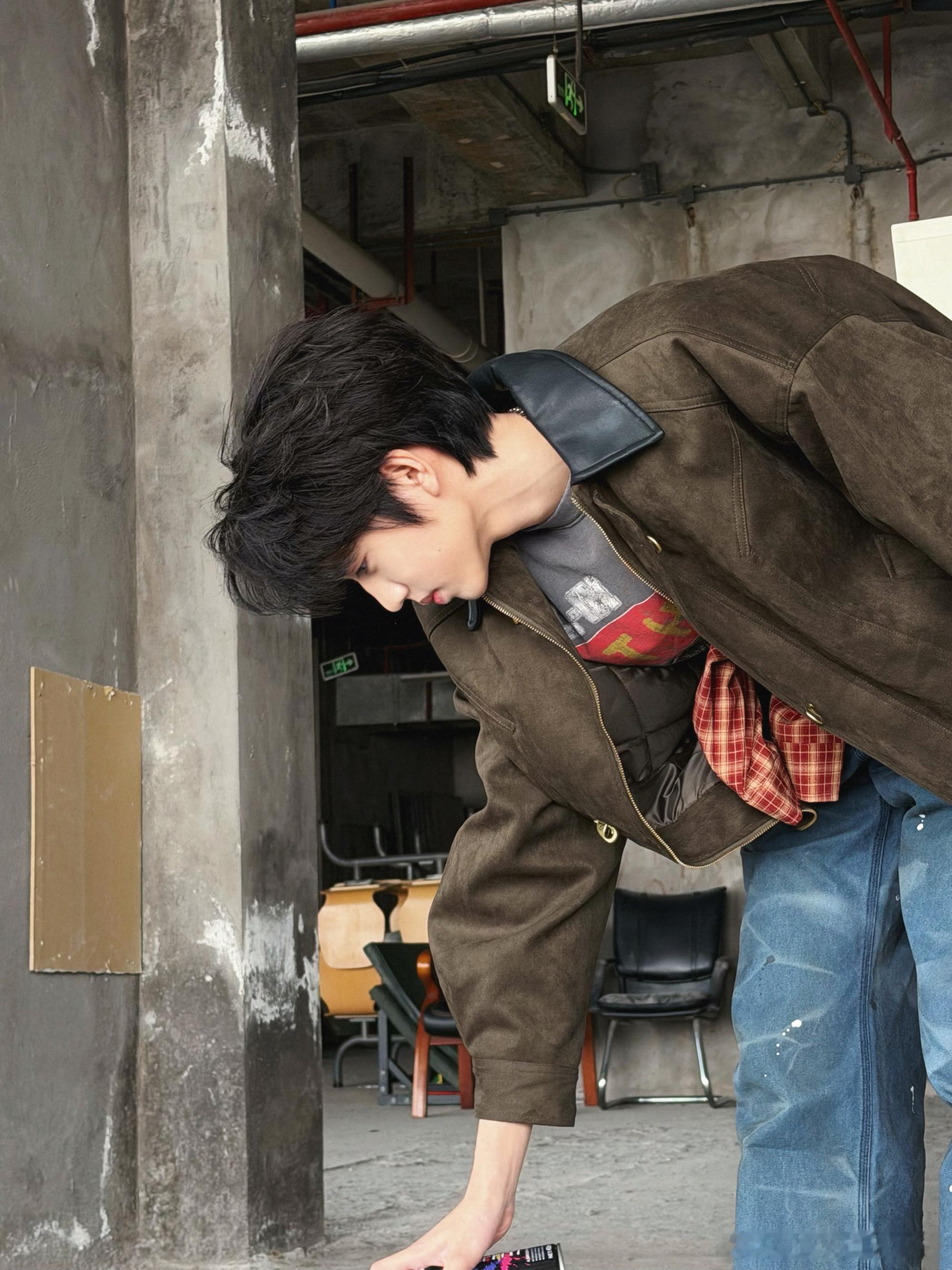 张桂源涂鸦照分享照片✏️红色内搭搭配牛仔裤和棕色麂皮皮衣复古感满满，涂鸦的桂源笑