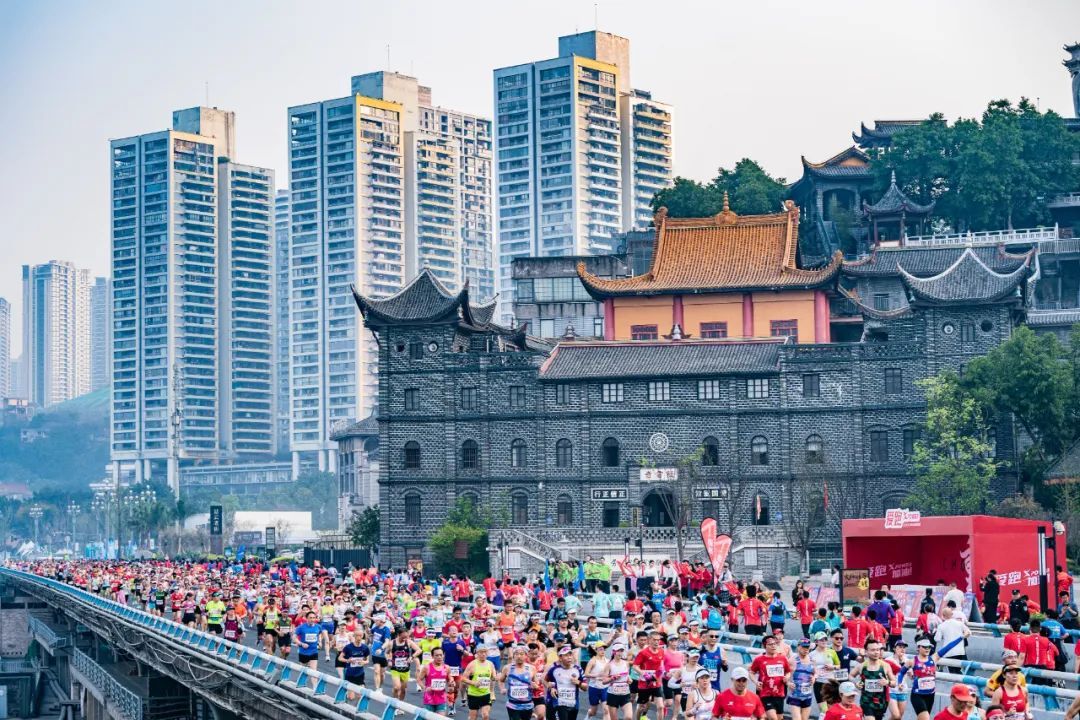 掌门人官宣，重庆马拉松今年提前到11月报名！详情>#精英跑者##跑步[超话]# 