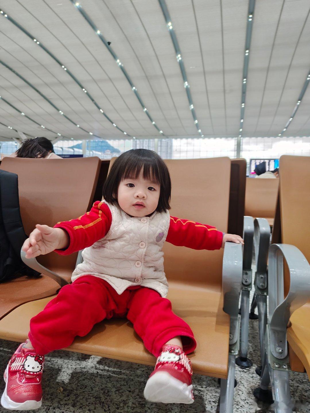 蛇来运转春节档  春节档即将结束了，带小朋友出来玩咯。妹妹第一次坐高铁很兴奋。 