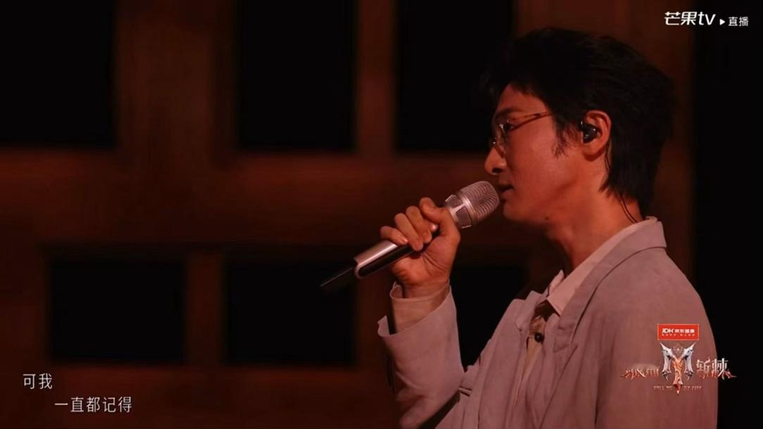 王传君唱歌居然这么好听 王传君无缝融入vocal组完全没违和感，音色干净又有辨识