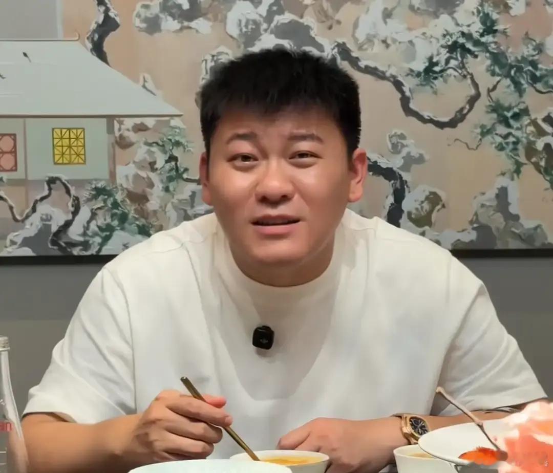 韩景枫在杭州支付了五万八的月租，没住满一个月，被合伙人用“怕你流量太大”这个理由