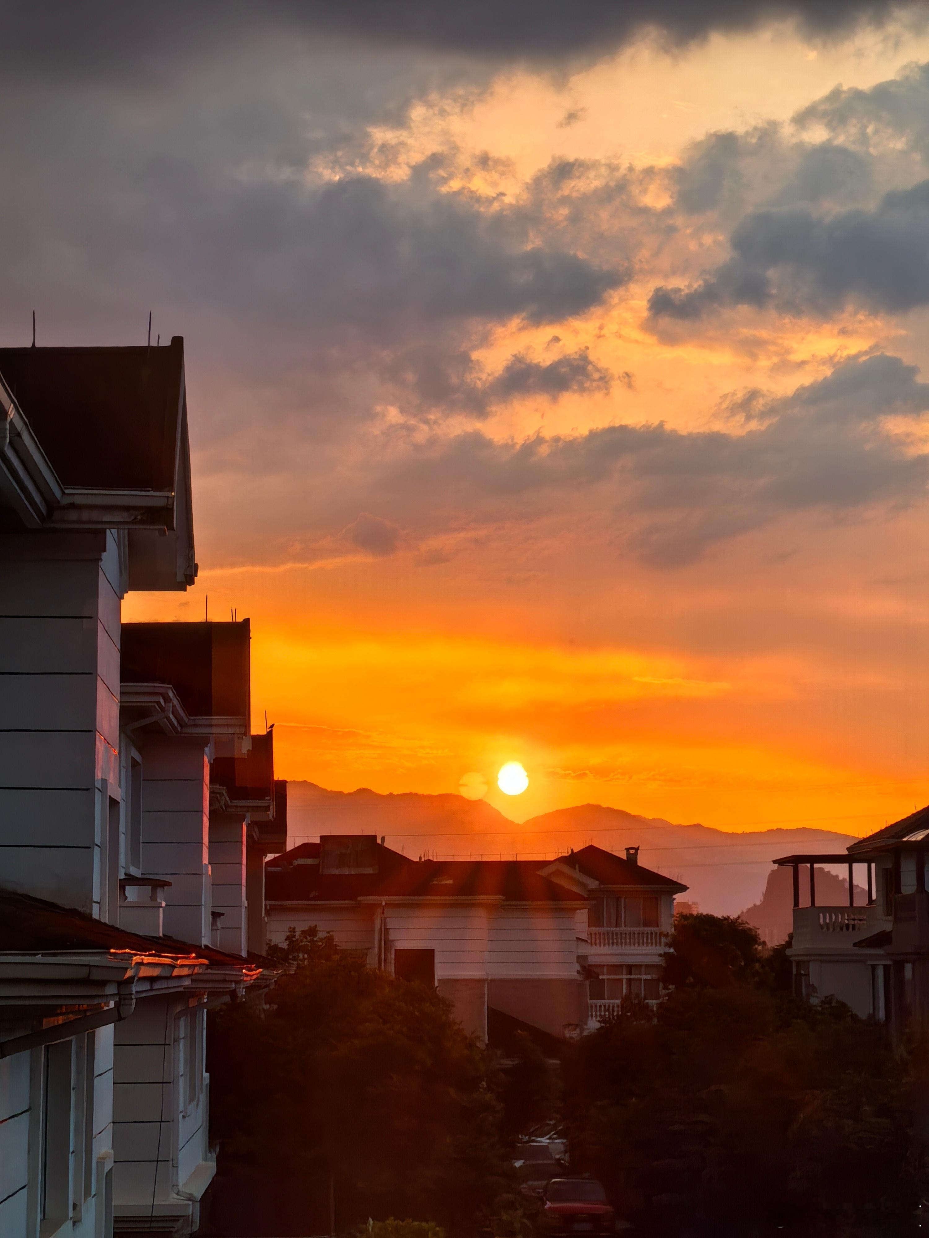 夕阳给小区披上金纱，连风都温柔起来。古典理想乡 未来智慧城 遇见美好