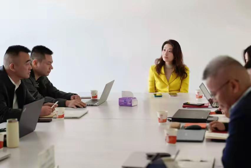 宗馥莉回到娃哈哈上班了～
她是以宏盛集团总裁身份回去上班的～
她还亲自主持了宏盛