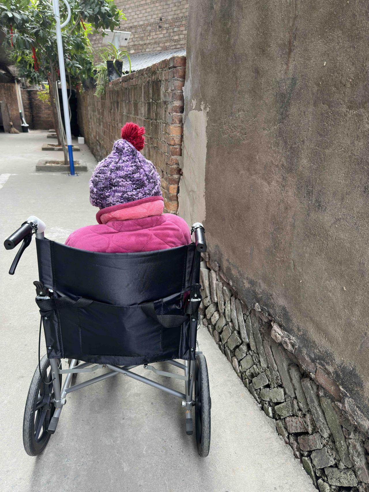 母亲在这次撞伤之前的八月底摔伤了一次，一边耻骨骨折，之后，45天不会走一步路。