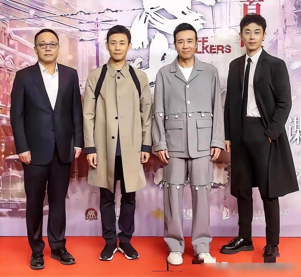 网友最近翻出朱亚文、张译、于和伟的合影，直接笑疯：这居然是按身高排的队！
朱亚