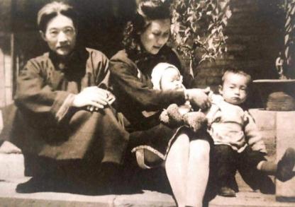 1951年，徐静斐去探望生病的父亲徐悲鸿，却看到23岁的继母廖静文在吃剩饭菜，睡