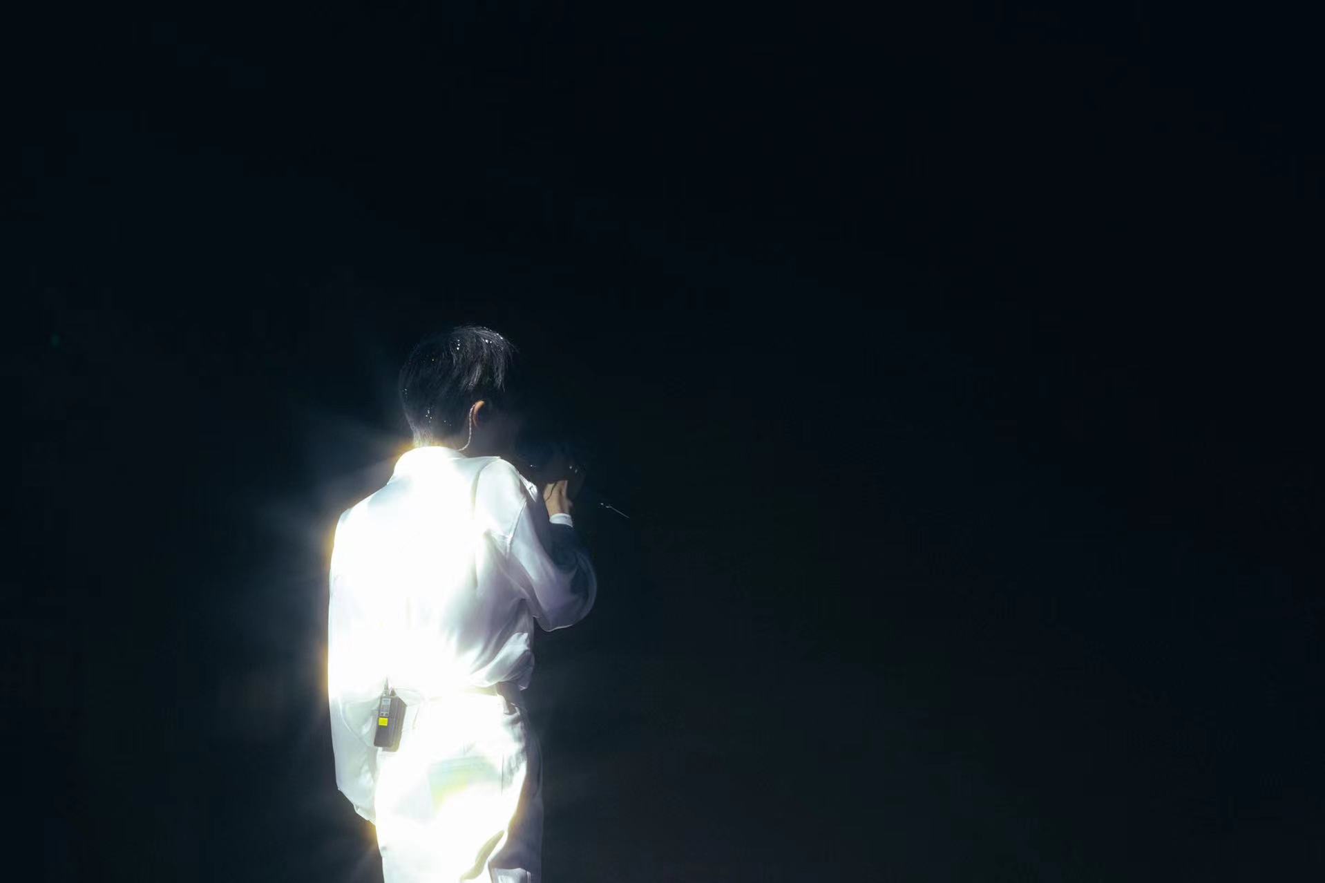 #周深演唱会兑现歌迷心愿# 不得不说周深真的是太可爱了，总是为别人着想，感觉真的