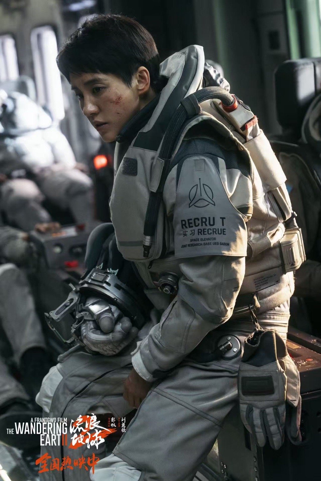 王智特效妆每次化妆需要坐那不动5-6小时完成，拍摄穿的宇航服几十斤还要在太空中完