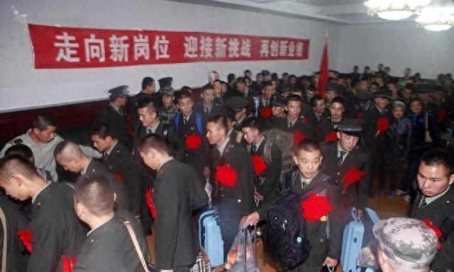 说起来现在的军转干部待遇问题，真是让人闹心啊！好多战友转业回来，本来级别挺高，结