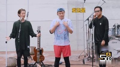 鹿晗五哈白米饭鹿晗谁都能搭哈哈哈哈哈 鹿晗在五哈这波操作可以说是教科书级别的：不