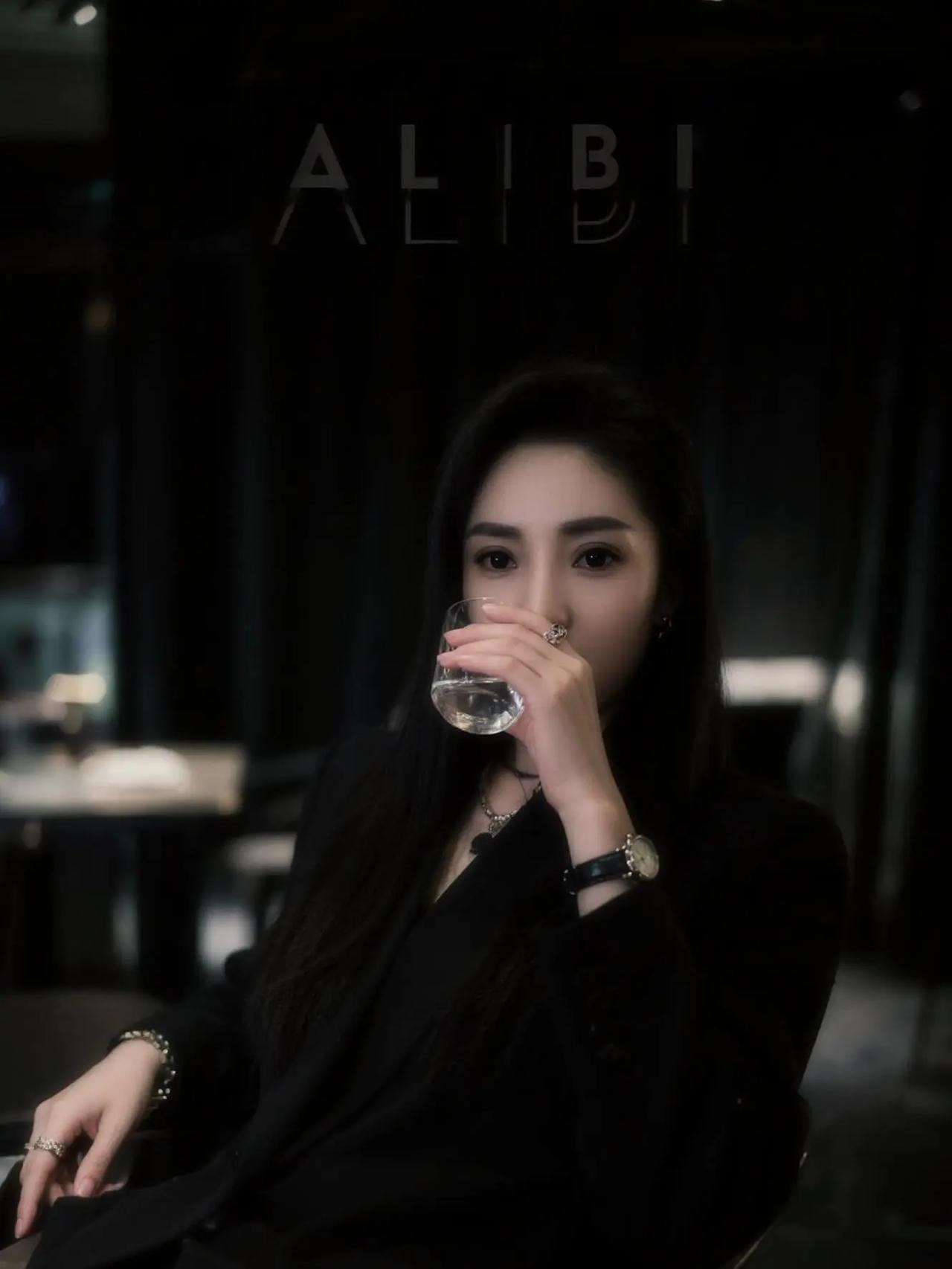 不必纠结当下，也不必担忧未来。人生没有无用的经历，所以我们一直走，天一定会亮