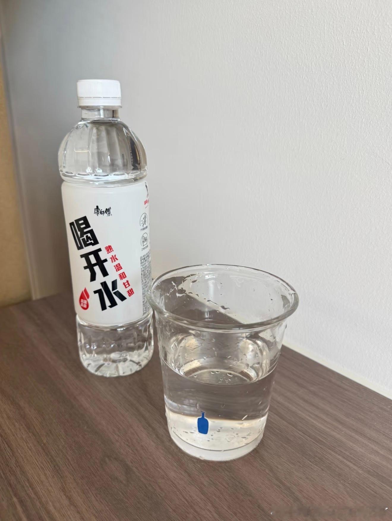 当代年轻人连喝水都要人管林逸整日滴水未进，喝下康师傅喝开水瞬间舒缓干渴，口味清甜