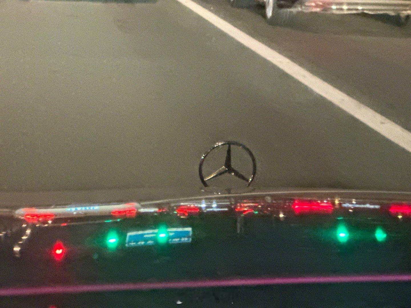 有时候觉得自己很委屈，没有红绿灯的路口我礼让行人，有老人有孩子一家三口，但是他们