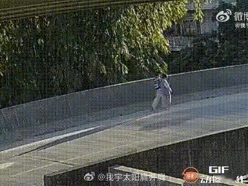 家长看到了该有多心疼！广西玉林两个女孩正在路边行走时，突然一个骑电动车看手机的老