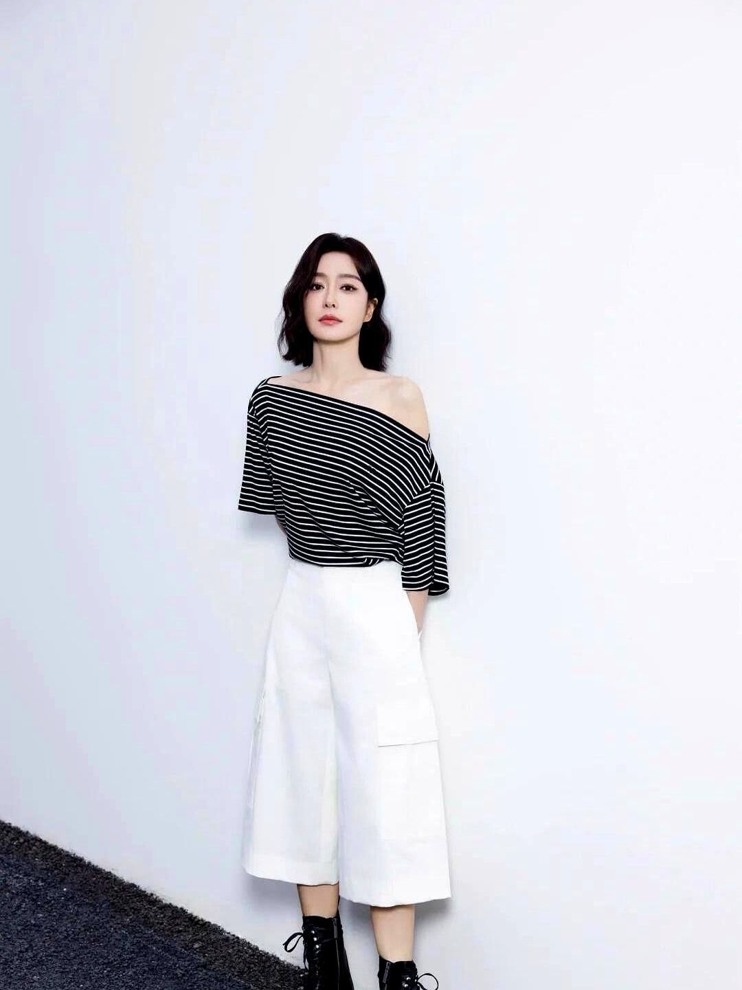 秦岚真会穿！中年女星里，她这“七分裤配露肩衫”的套路，直接把腿拉长一截，看着就舒