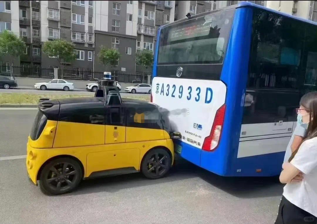 传统品牌的4S店转投新势力品牌，过去新势力主机厂都在大规模搞自营店，如今大规模加