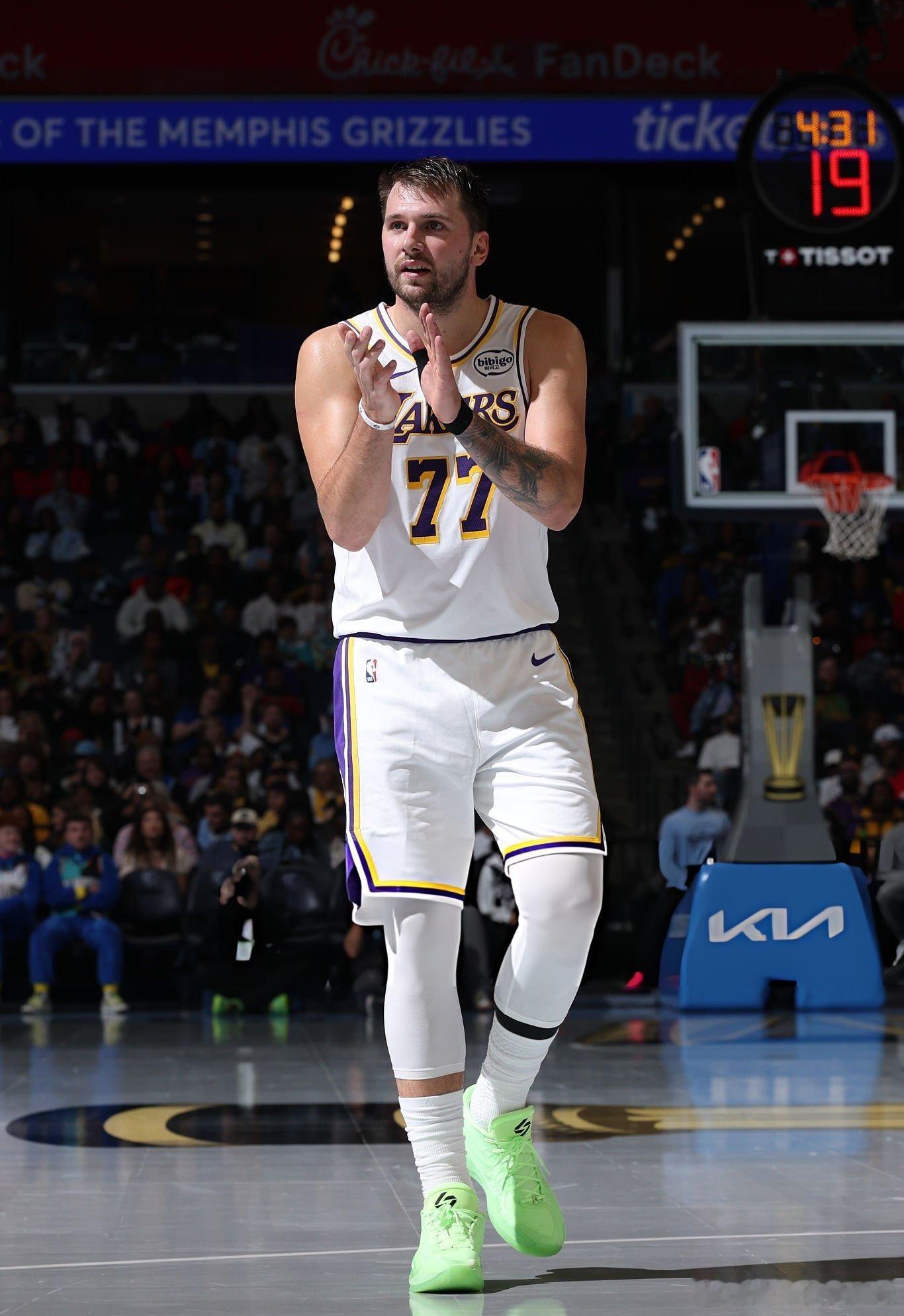 东契奇是自2007年科比以来，首位在三场比赛中场均得到45分的湖人球员。 ​​​