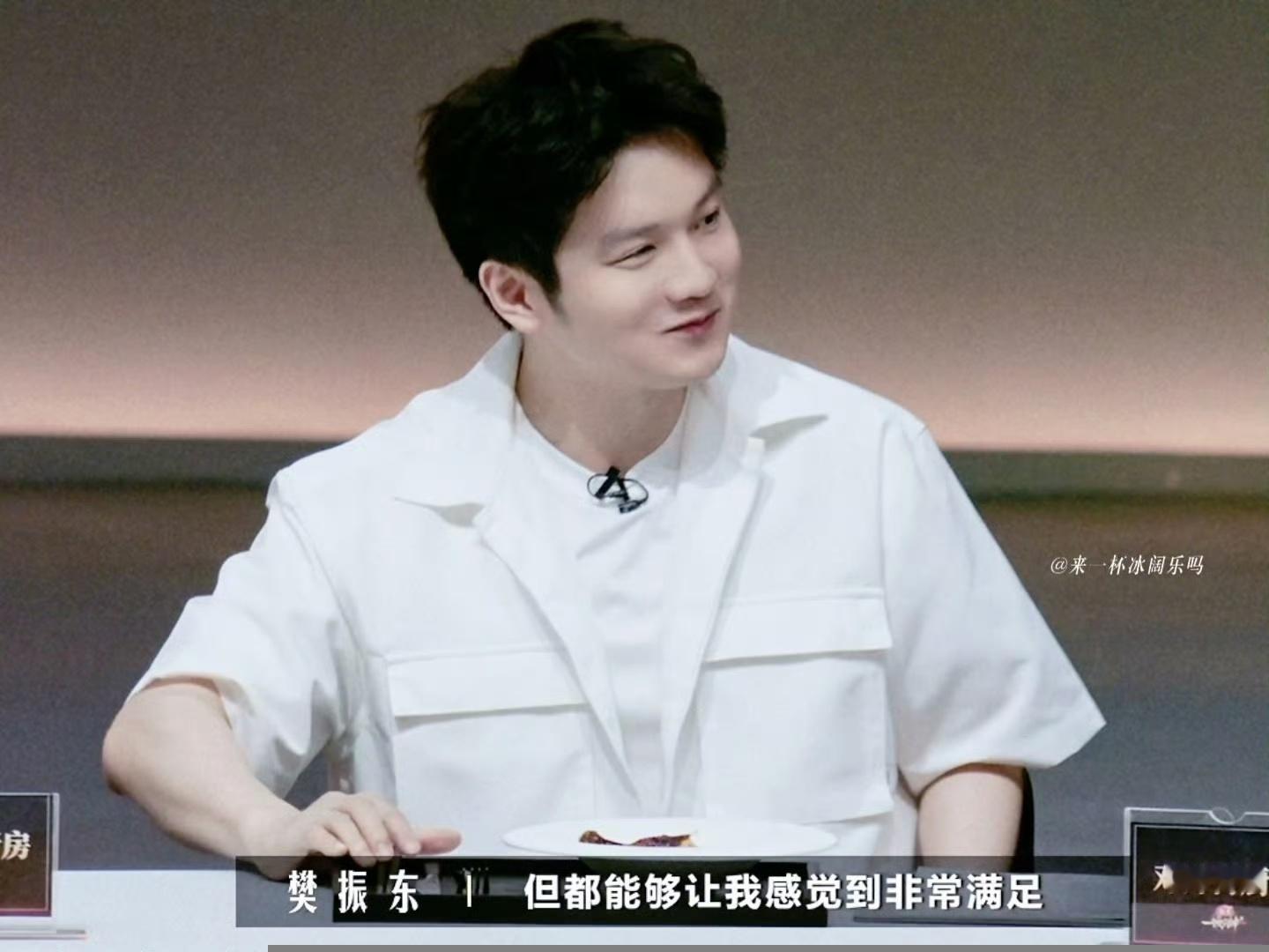 樊振东对美食的感情不像演的从“盯球”无缝切换到“盯碗”，樊振东的综艺首秀主打一个