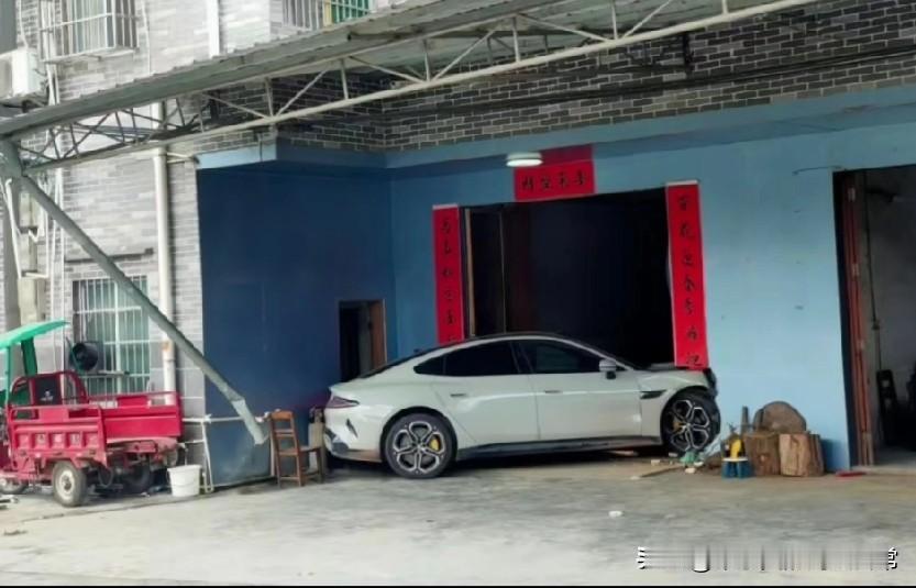 到丈母娘家了，老激动了！
 
国庆见丈母娘本来想炫个车，结果一脚下去，“哐当”把