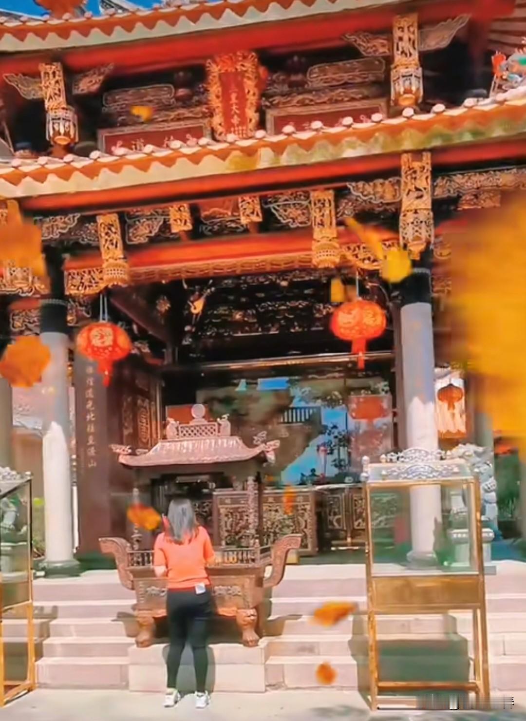晋江安海镇可慕村，是一个非常富裕的村庄，位于安海镇东北部，南接丙厝、菌柄，北接灵
