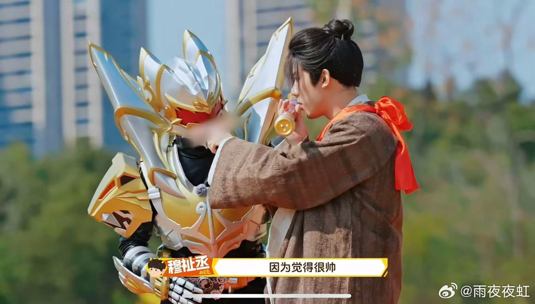 铠甲勇士热播时穆祉丞才两岁周五晚高疯 穆祉丞cos帝皇侠这段确实帅，但一想到铠甲