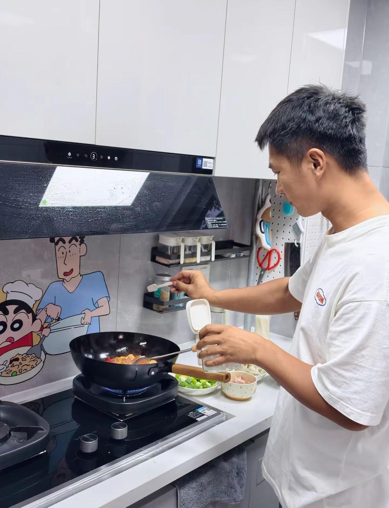 生活 最好的家庭模样，有人做饭，有人刷碗，一家人热气腾腾。居家做饭日常 家务不仅