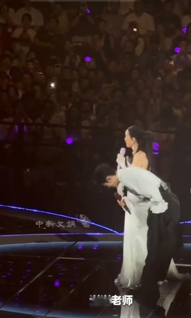 那英演唱会邀肖战同台，久别“那战队”重聚引热议
 
那英演唱会迎来重磅嘉宾肖战，